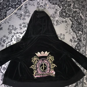 Juicy couture vintage tröja - Väldigt fin juicy couture tröja, dock så är kanterna av ärmarna slitna. Som man kanske kan se på första bilden, tröjan är lite liten för mig och därför så säljer jag den. Om man vill se mer av tröjan t.ex på ärmarna så kan jag skicka bilder! Fina detaljer