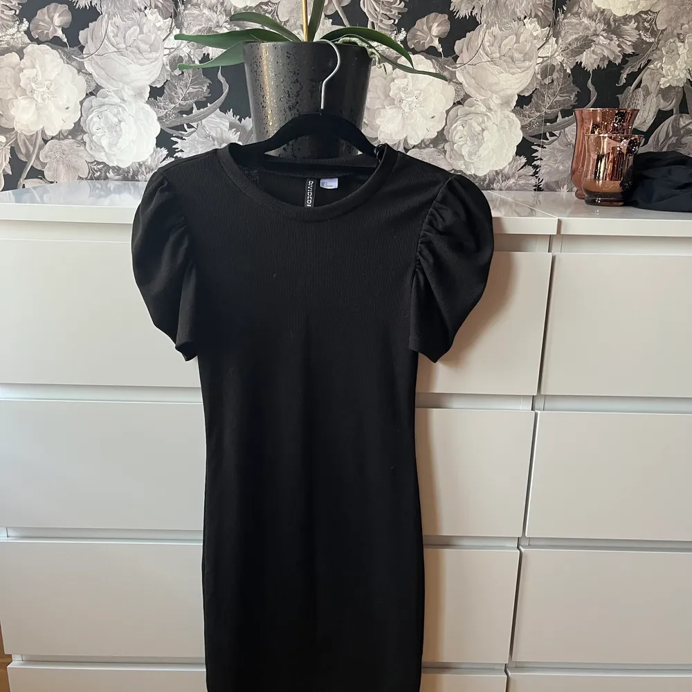 Enkel svart klänning med puffärmar från hm. Köpte för en begravning men den kom aldrig till användning. Storlek 36/S. . Klänningar.