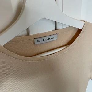 Beige topp  - En vanlig beige tunnstickad T-shirt från Chiquelle, aldrig kommit till användning så helt ny 💕 Kontakta mig om du är intresserad eller har några frågor 💕