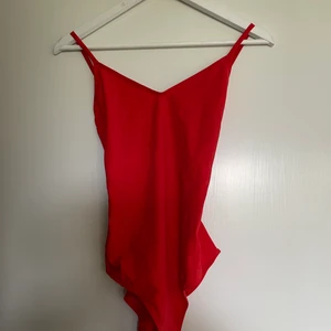 Röd baddräkt - Röd baddräkt i storlek M. Fint skick, använd enstaka gånger. Säljes då den ej kommer till användning. 