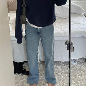 Cargo jeans från zara som inte andvänds mer, klippta för att passa mig som är 165 (går under hälen)❤️‍🔥pris + frakt 