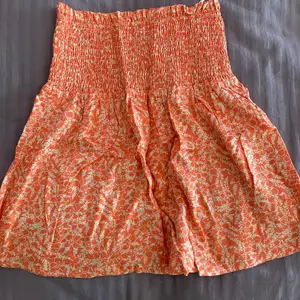En vit och orange aktig kjol. Super fin nu till sommaren 🌟 Frakten ingår inte