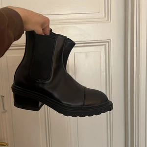 Eytys Nikita Boots storl. 41  - Nikita Boots från eytys, köptes för cirka tre månader sedan nypris 2800kr säljes för 1500, finns att hämta i centrala Stockholm och kan även möta dig :) fråga om du vill se fler bilder