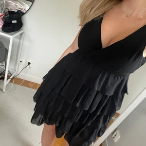 Volangklänning  - Sååå snygg volangklänning, använd inte köpfunktionen tack❤️