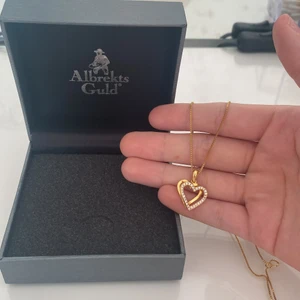 Halsband  - Säljer nu mitt hjärt halsband i guld! Det är 925 GHA! Äkta guld, säljer det pågrund av allt de aldrig kommer till användning längre! Passa alla typer av kön! Köparen står för frakten. Hör av dig vid intresse❤️