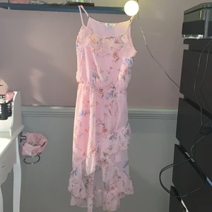 Strl 146 11-10 år - En jätte fin sommarklänning, rosa blommig, med lite detaljer nertill💝