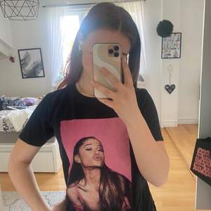 En t-shirt köpt på en Ariana Grande konsert. Väl använd men i bra skick Frakt: 39kr