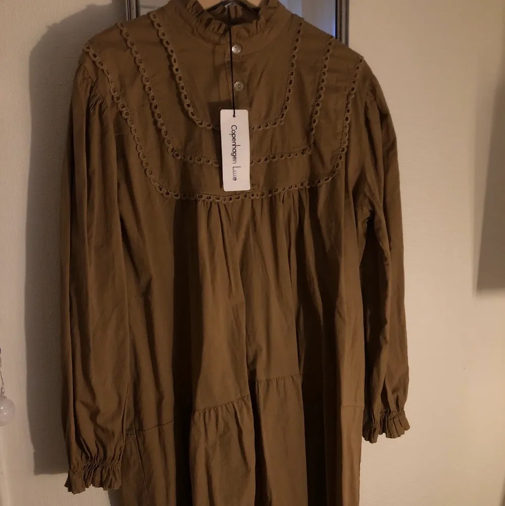 En brun blus/klänning från Copenhagen Luxe. Aldrig använd med etikett 🏷 kvar. Storlek M/L men kan även passa en S.. Blusar.