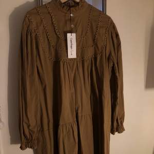 En brun blus/klänning från Copenhagen Luxe. Aldrig använd med etikett 🏷 kvar. Storlek M/L men kan även passa en S.