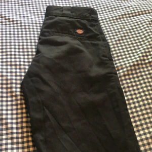 Dickies kostymbyxor - I nyskick. Använda ute 1 gång. Kvitto finns! Storlek 28:30