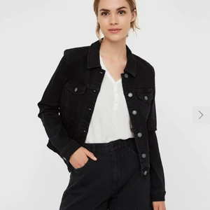Vero Moda, svart jeansjacka, strl S - Använd ett fåtal gånger, den är i fint skick. Ganska tajt i modellen. Ordinarie pris; 299kr