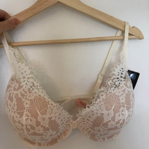 Hunkemöller, BH med bygel, strl. 70D - Aldrig använd, prislappen är kvar. Beställde fel storlek och hann inte skicka tillbaka:/ ordinarie pris; 399kr