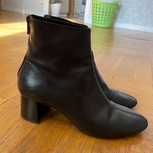 Stövletter  - Svarta stövletter, lite slitage på klacken men annars gott skick