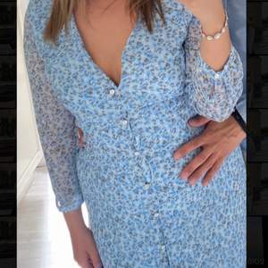 Blå mellan lång klänning ifrån vero Moda endast använd fåtal gånger som ny, säljer pga fel storlek för mig🥰 köparen står för frakten