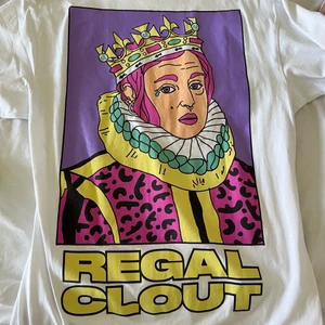 T-shirt - Cool t-shirt från asos som är köpt för länge sedan men använts bara 2 gånger och därför säljs. Storlek xs men passar även s då den är Oversized. Priset är 169 inkl frakt 