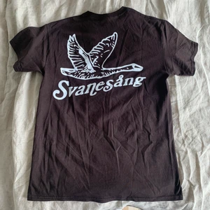 Mares merch tröja - Säljer denna helt oandvända Mares merch tröjan som är köpt på deras sista konsär på grönan 2022. Säljer pga passade inte på mig. Den är i storlek M men passar S lika bra. Köp direkt för 350kr + frakt  (köparen betalar frakten) kan även mötas upp i Nacka området🌸