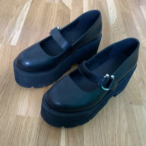 Platform Mary Janes  - hej jag säljer mina Mary janes platåskor med ca 8-10cm hög sula. Säljer pga att de är för stora för mig. Använda max en gång så fint skick. vet tyvärr inte varifrån de är för fick dem i present för nåt år sen :( de är väldigt lätta trots stor sula :D