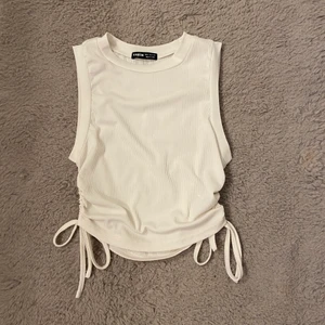 Vit ribbad topp - Säljer denna fina topp i från shein i storlek s. Använt 2gånger Max. Man kan välja hur lång den ska va. Nypris: 59kr, mitt pris: 20kr+frakt. (Frakten är 24 kr). Skriv till mig i dm om ni har några fler frågor!!💕