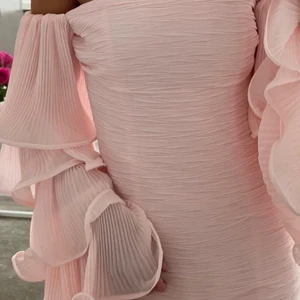 Hanna Schönberg x nakd klänning - Slutsåld klänning fr Hanna Schönbergs kollektion med NA-KD. Strl 34 (kan även passa en som är 36). Endast använd 2ggr så den är i mycket fint skick! Köparen står för frakten!