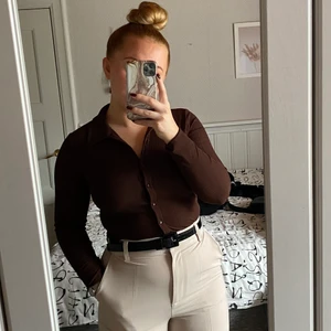 Brun topp från Nelly - Brun topp/partytopp från Nelly då den endast hänger i garderoben, använd en gång. Den är värkligen superfin men passar tyvärr inte längre.  Storlek S  Frakt ingår i priset!🚚📦