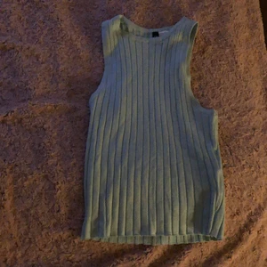 Linne - Ett helt oanvänt ribbat linne från Hm divided i storlek xs:)