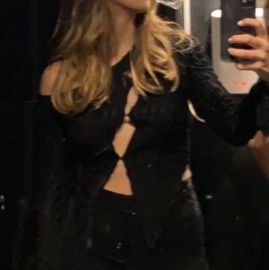 Tröja  - Säljer denna tröja pågrund av att den är för liten för mig. Super fin till fest och sommaren 