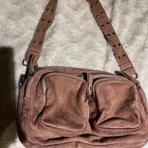 Väska - Säljer nu min andra jätte fina Gina väska , jätte fint skick, ser dock smutsig ut på bilden på grund av ljuset . 💕