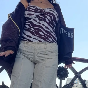 Storlek S-L - Jag säljer linne toppen som ni ser på bilden. Den är väldigt y2k då de e min mammas gammla topp som hon hade när hon var ung💗. Den har ett väldigt stretchigt material, så den skulle kunna a passa mellan storlekarna S-L skulle jag säga🥰. Eftersom att de är en väldigt älskad topp i min garderob så säljer jag den ändast om jag är nöjd med priset!