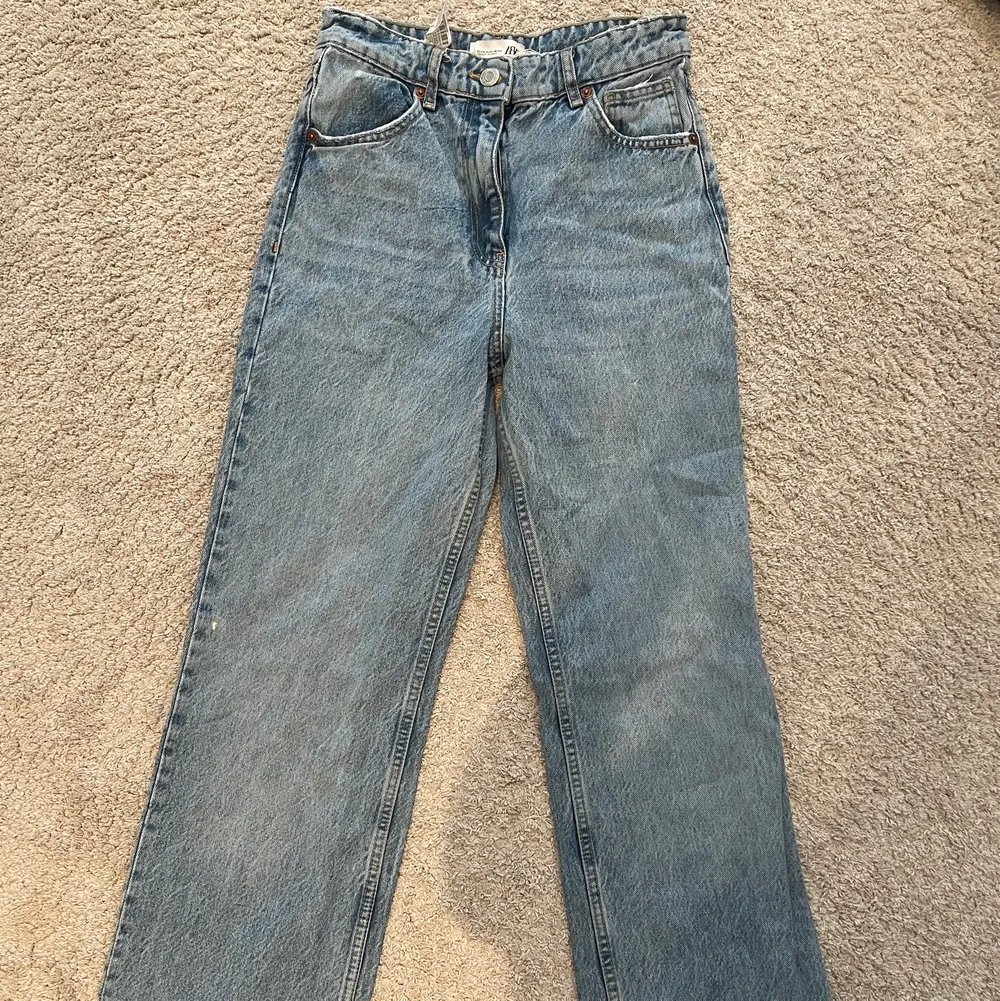 ❗️Säljer dessa jeans då jag inte använder de längre. Jeansen är i storlek 36💕. Jeans & Byxor.
