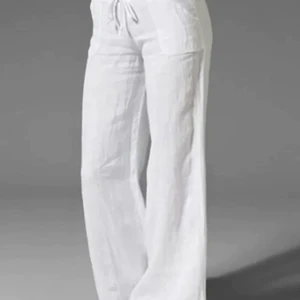 Vita linnebyxor - Säljer dessa fina linnebyxor som är helt oanvända med prislappen kvar!💗 skriv privat vid frågor. Köparen står för frakt! Budgivning om många är intresserade💗 Direktpris 550kr inkl frakt