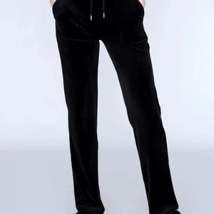 Svarta juicy conture byxor  - Säljer mina trendiga och slutsålda (i butik) svarta juicy conture byxor då de inte kommer till användning, endast använda få gånger! Storleken är XS🫶🏼🫶🏼 köptes i julas för 1100 på nk och säljer för 700! Kan mötas i Sthlm eller frakta!💞