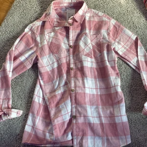 Rosa Randig skjorta från Cubus, 152 cm❤️ - Rosa rutig skjorta från Cubus, köpte i hopp om att den passade men tyvärr inte.. Storlek, 152 cm❤️