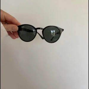 Ray ban solglasögon - Solglasögon från Ray Ban som inte kommer till användning. Rund modell och i mycket bra skick.