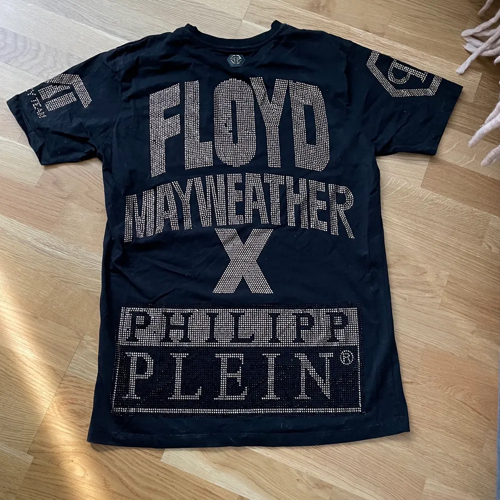 Säljer en Philip Plein t-shirt. En kopia men en väldigt bra kopia.. T-shirts.