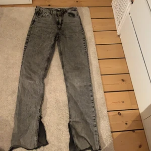Grå jeans - Ett par grå jeans från Zara de är lite utsvängda längst nere. Säljer dom för de in passar mig. 