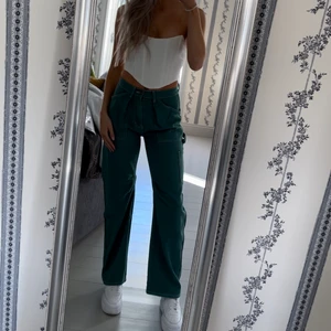 LIONESS MIAMI VICE PANTS GREEN - Jag beställde lioness miami vice pants, tyvärr är de för stora för mig. Byxorna är helt oanvända, kommer med alla lappar kvar och i påsen de levererades i. Jag kan tyvärr inte lämna tillbaka dom eftersom jag var tvungen att betala väldigt dyr frakt istället. Kan skicka mer bilder om det önskas ✨ hoppas de hittar en ny ägare som har bättre användning för dom! 