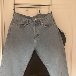 weekday jeans - ljusblå modell space storlek W 32 L 34 