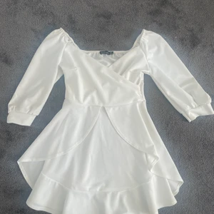 Studentklänning - Jag säljer en studentklänning som tyvärr inte haft användning. Det är UK 8 och passar mig som ibland kan ha storlek XS i vissa kläder upp till M.