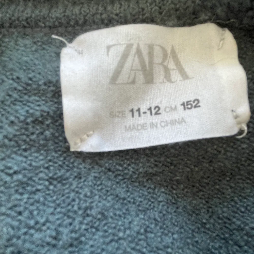 Blå/ grå stickad kofta från Zarah barnavdelning, sitter som en S. Skriv privat för fler bilder 💕. Tröjor & Koftor.