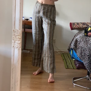 Utsvängda byxor  - Utsvängda randiga byxor som glittrar lite. 