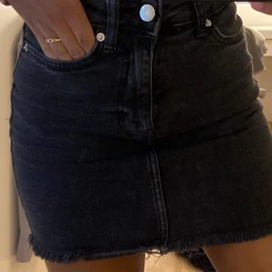 Svart jeanskjol  - Kjol från berskha använt många gånger💓 Storlek Xs 💓