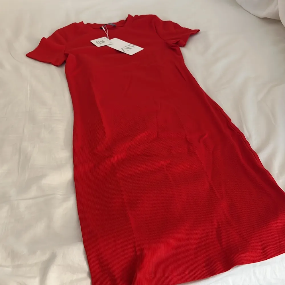 Röd tshirt klänning från zara som är helt oanvänd i storlek XS❤️. Klänningar.