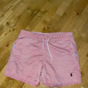 Ralph Lauren Badbyxor - Säljer två par Ralph lauren badbyxor inför sommaren, endast köp av båda, 449kr. Skick 9/10. 