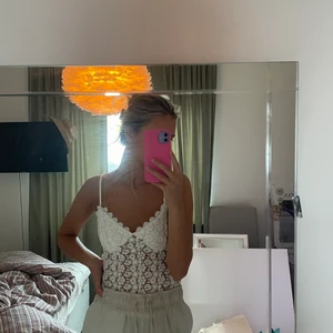 Vit spets body - Använd 1 gång.