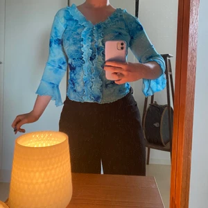 Blå mesh topp med volang  - Blå mesh topp med volang framtill, bra skick🤍