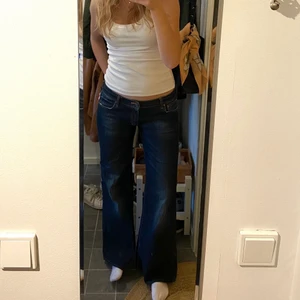 Lågmidjade jeans - Säljer dessa asballa lågmidjade jeans eftersom de ej kommer till användning! Fint skick, hon på bilden är 171 för referens ❤️