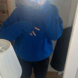Säljer nu denna blå hoodien ifrån new yorker, bra skick  skulle ja säga kan finnas små fläckar kom privat för flera bilder 💗