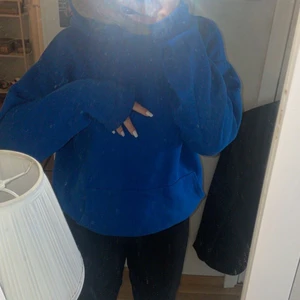 Blå Hoodie  - Säljer nu denna blå hoodien ifrån new yorker, bra skick  skulle ja säga kan finnas små fläckar kom privat för flera bilder 💗