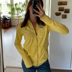 Gul sweatshirt med dragkedja  - Gul tröja med dragkedja, lägg eget bud vid intresse, frakten är ibte fastställd.