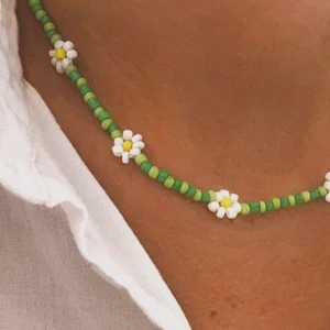 Pärlhalsband - Säljer detta jättefina pärlhalsband. Går att göra i olika färger och modeller.❤️ Sälja för 79kr💓 13kr frakt